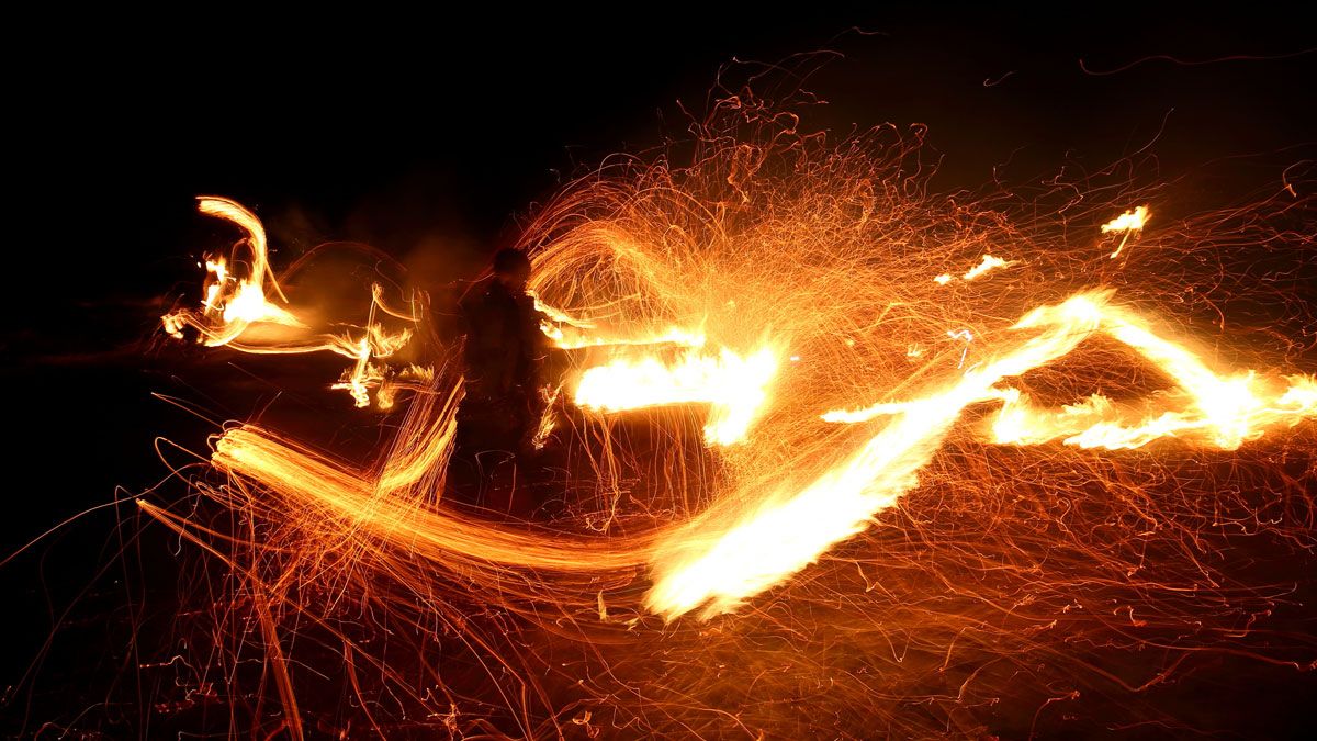 Las fachizas dejan fotografías mágicas en la noche de Burbia. | ICAL
