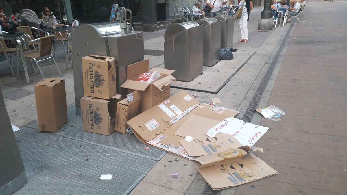 La huelga de las basuras sigue notándose en las calles. | M.I.
