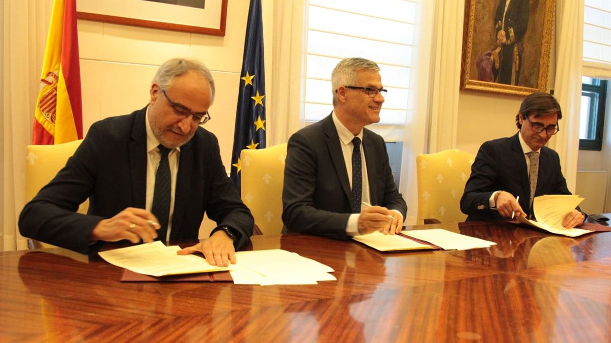 Firma del protocolo en Madrid para realizar el nuevo cargadero.
