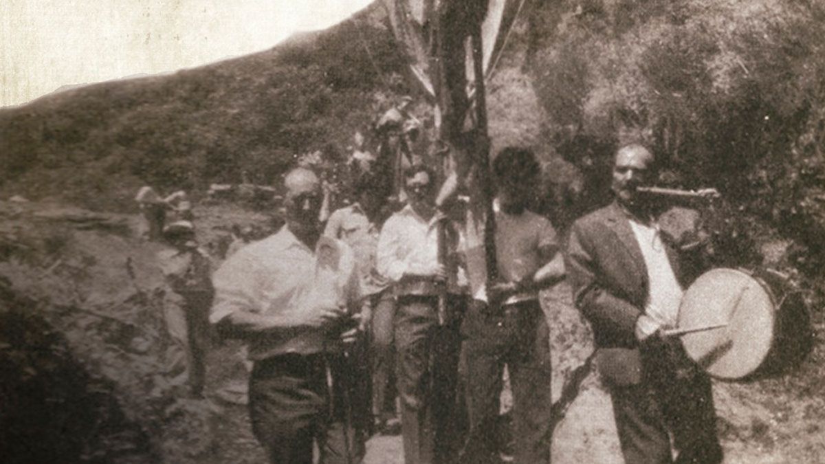 Foto antigua del tamboril en un festejo berciano.