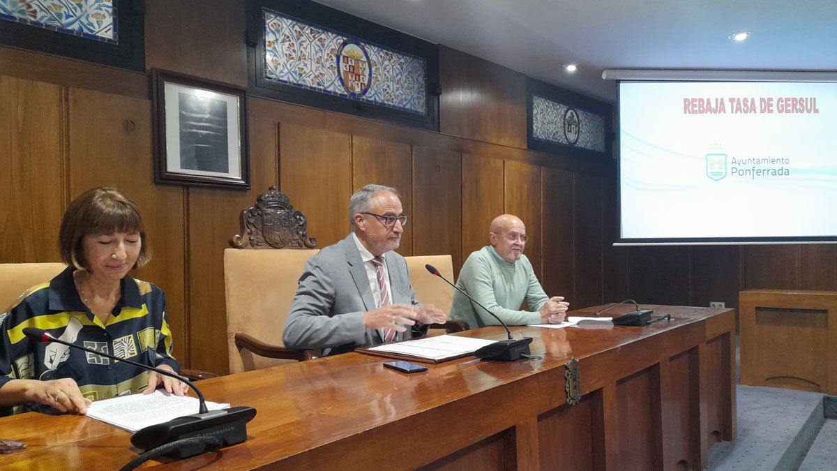Concejala de Hacienda, alcalde de Ponferrada y concejal de Medio Ambiente explicando cómo quedarían las tasas si se consorcia el servicio con Diputación. | MAR IGLESIAS