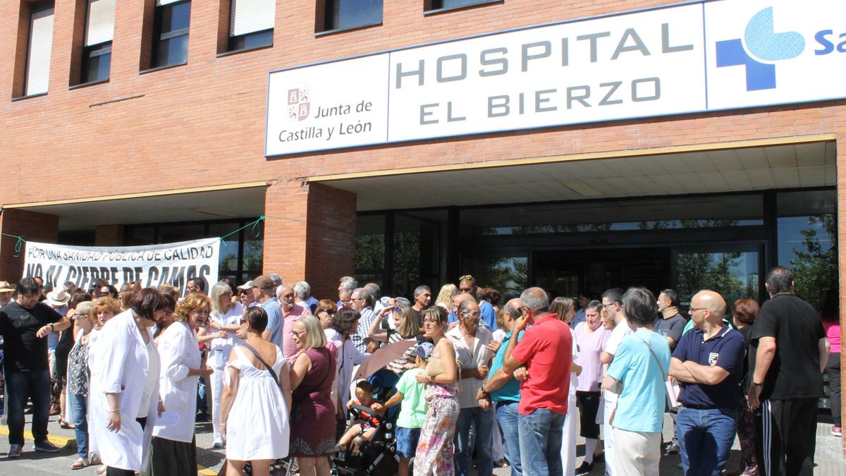 Una de las manifestaciones ante el Hospital El Bierzo hace unos años.