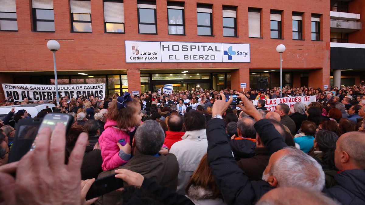 Una de las manifestaciones por la sanidad pública frente al Hospital El Bierzo.