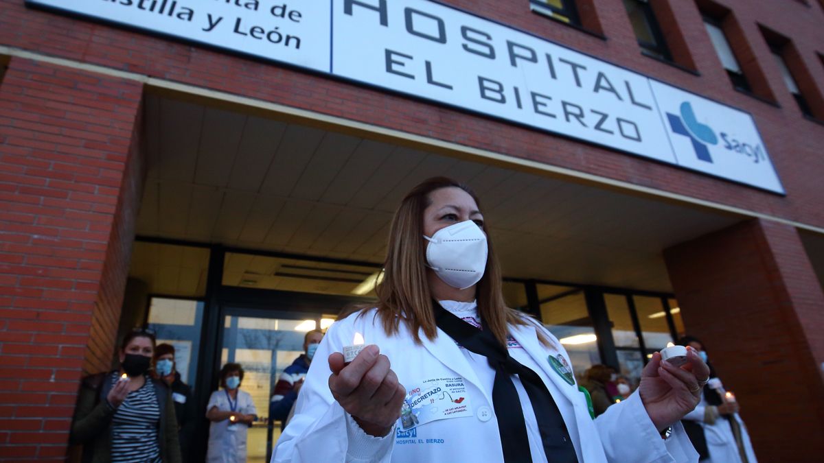 Decenas de sanitarios salieron ante el Hospital del Bierzo para subrayar su protesta. | ICAL