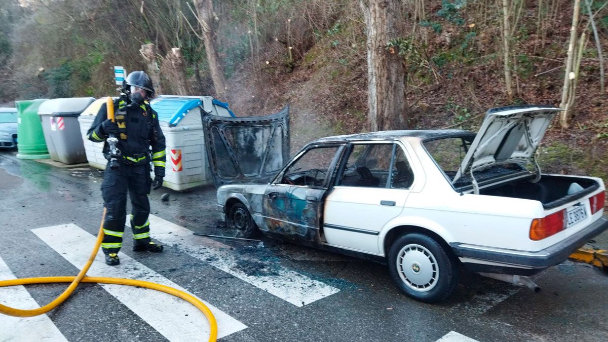 Estado en el que quedó el vehículo tras ser apagadas las llamas.