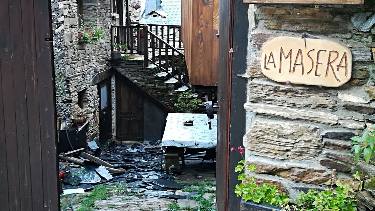 Una casa aledaña a la vivienda siniestrada en Peñalba también sufrió daños.| M.I.