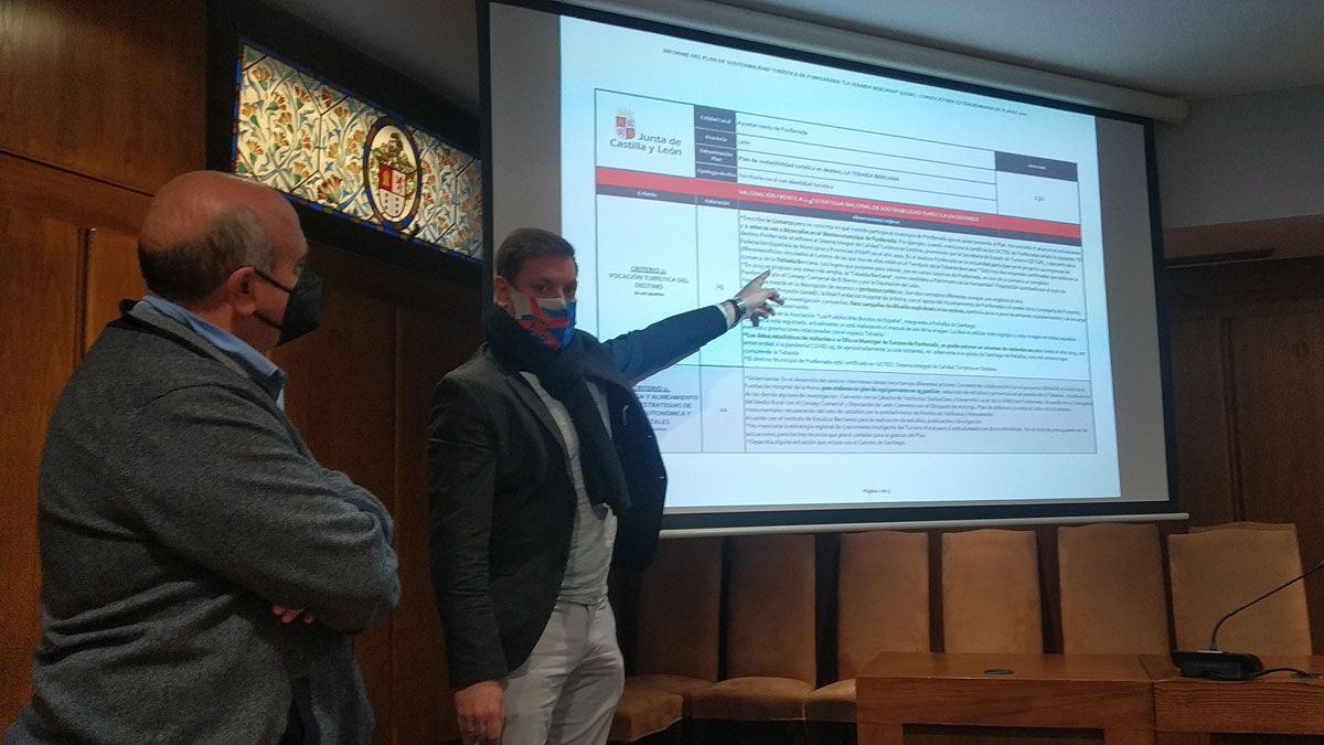 Iván Alonso señalando algunas de las incorrecciones que ha detectado en el documento de valoración. | MAR IGLESIAS