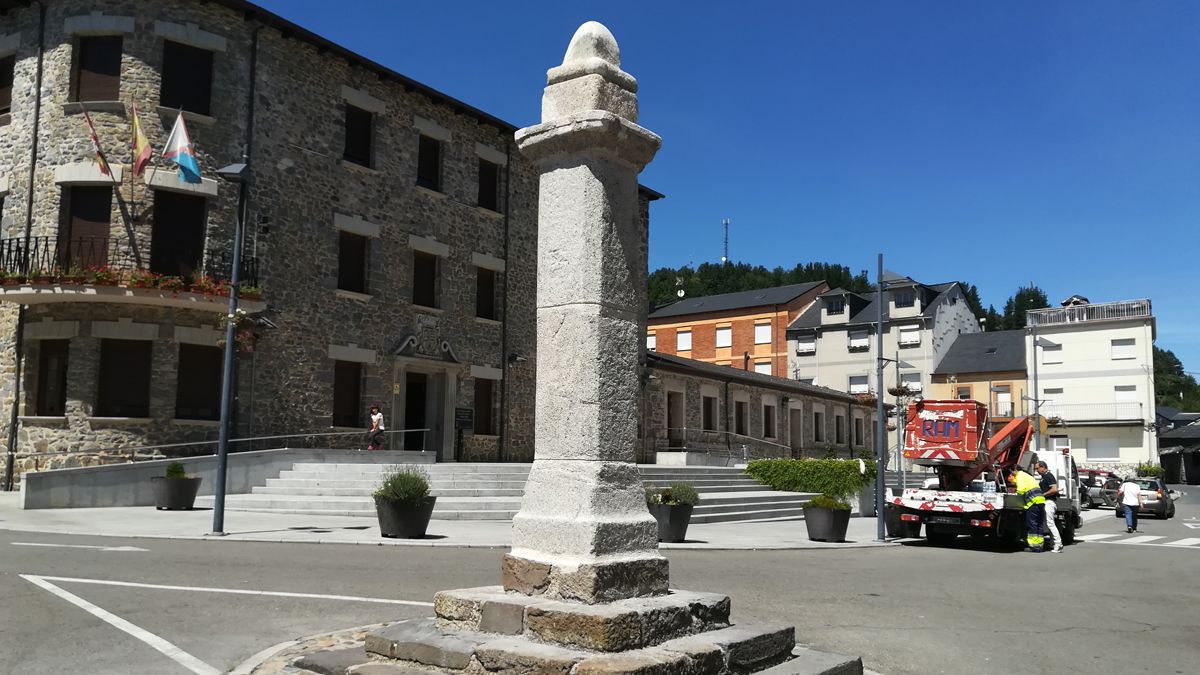 Ayuntamiento de Toreno desde la plaza de la Picota.