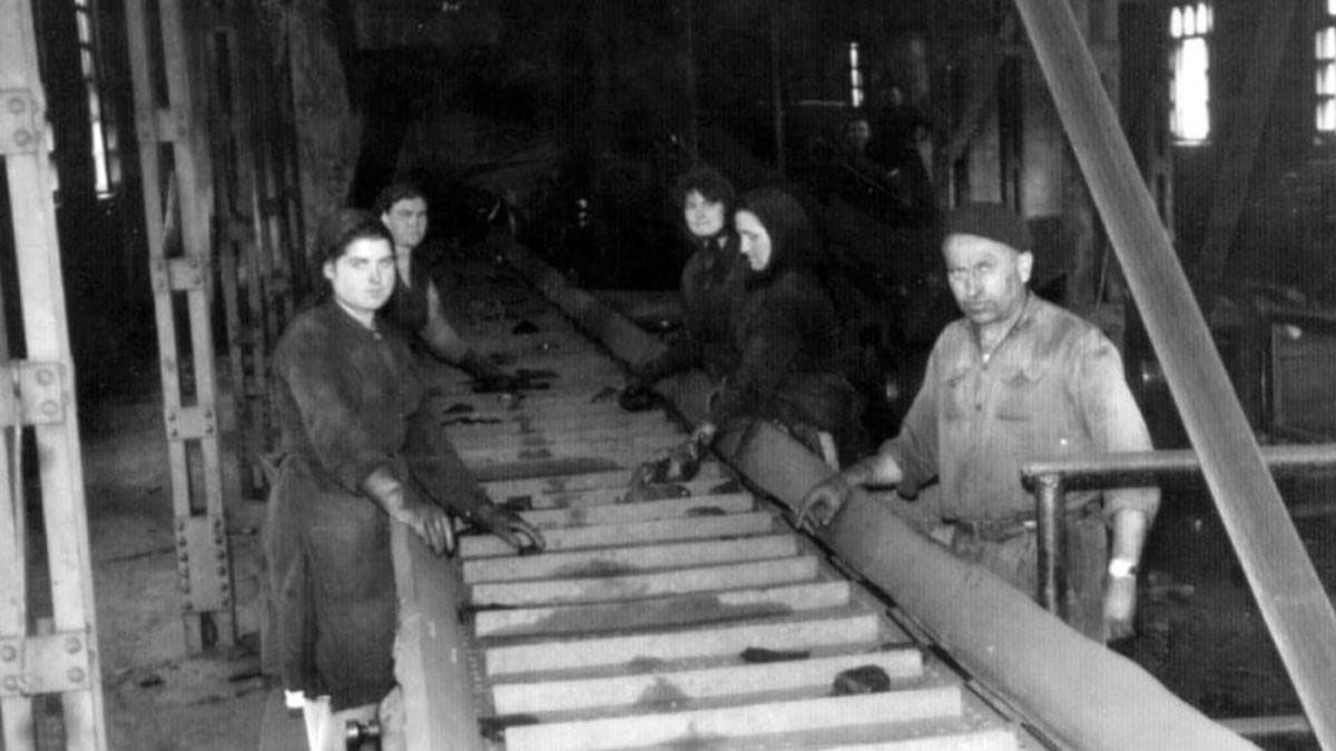 Trabajadores y trabajadoras en las instalaciones, en las cintas, la mayoría mujeres (Colección Club Xeitu).