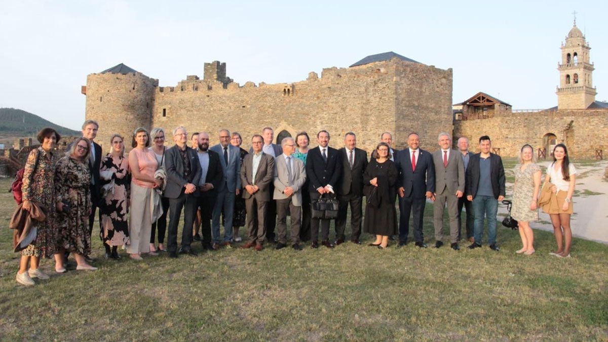 Delegación de Laponia tras ser recibidos por las instituciones bercianas en el Castillo de los Templarios.