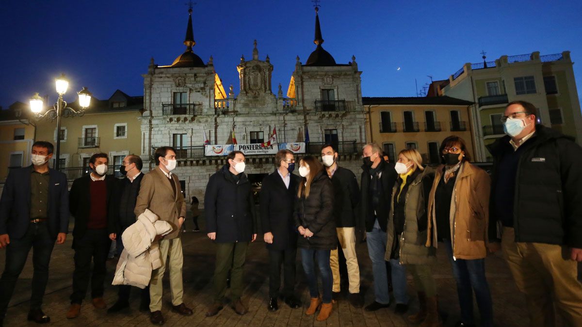 Mañueco y Feijóo pasearon por Ponferrada antes de su encuentro con sus seguidores. | ICAL
