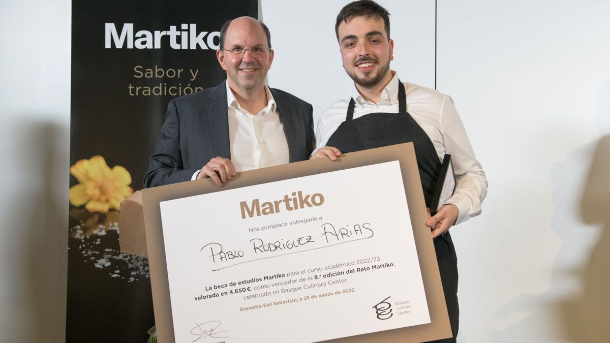 El cocinero recogiendo su beca tras el concurso de manos de Joseba Marticorena, director general de Martiko.