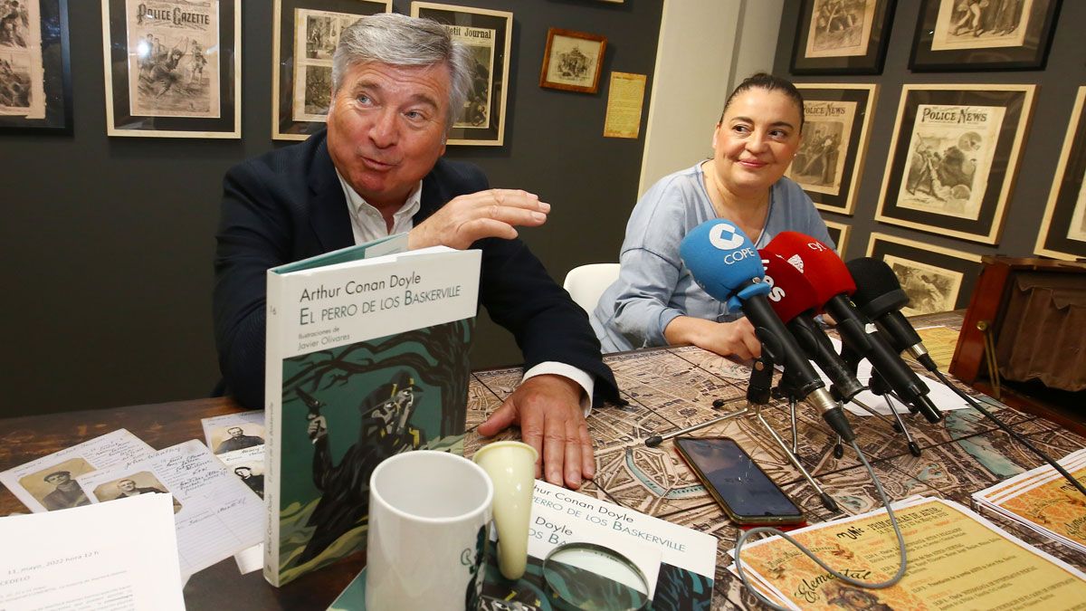 Presentación de las nuevas actividades por parte del alcalde de Carracedelo y la encargada del Museo. | ICAL
