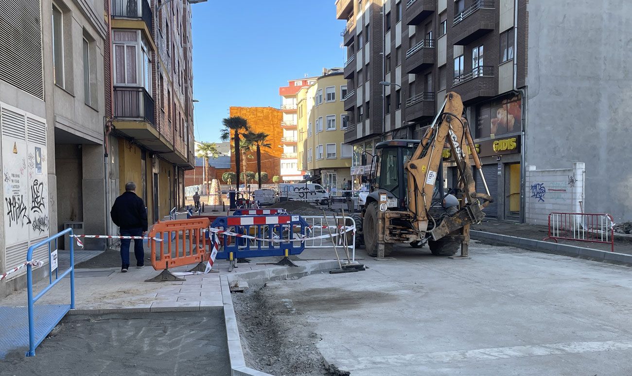 Obras en desarrollo en la calle Navaliegos de Ponferrada. | Javier Fernández