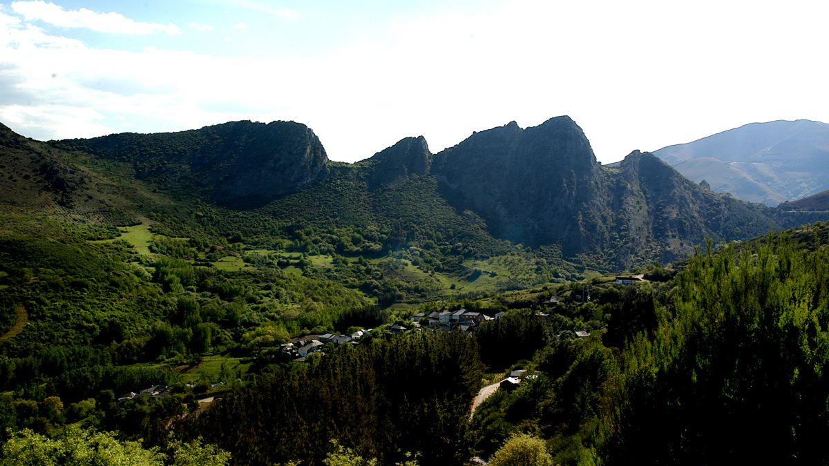 El pueblo de Oencia, entre montañas, abandonado, según Carballo, por las instituciones.