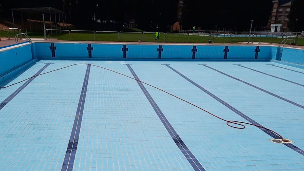 Imagen de las piscinas en proceso de reparación.