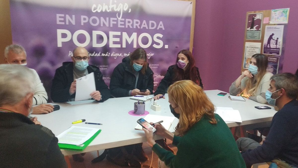 Reunión de los líderes de Podemos con Bierzo Aire Limpio y los sellos de calidad. | MAR IGLESIAS