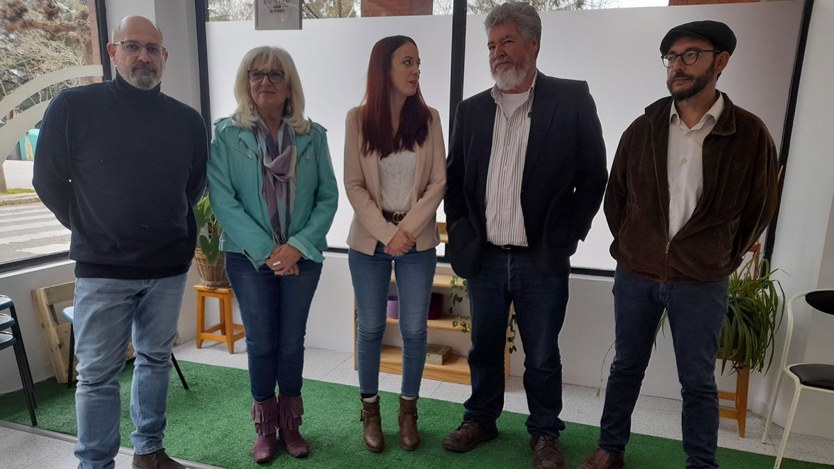 Llanos, a la derecha de la imagen, compartiendo foto con el líder de Alianza Verde y las concejalas de Podemos. | MAR IGLESIAS