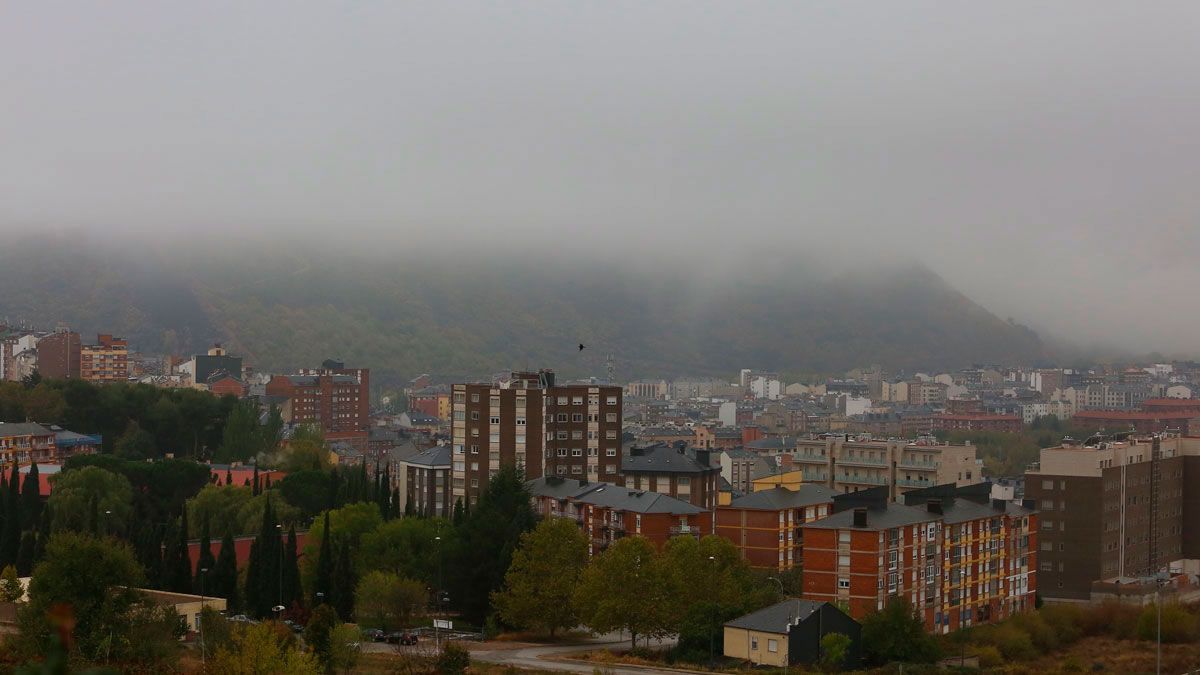 Ponferrada en uno de esos días en los que la niebla resta la vista de sus montañas. | ICAL