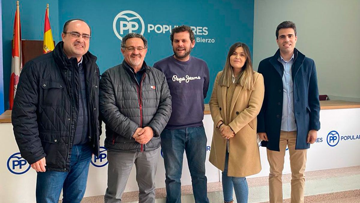 Carlos Fernández, segundo por la izquierda de la imagen, es el candidato a presidir la Junta local de Ponferrada.