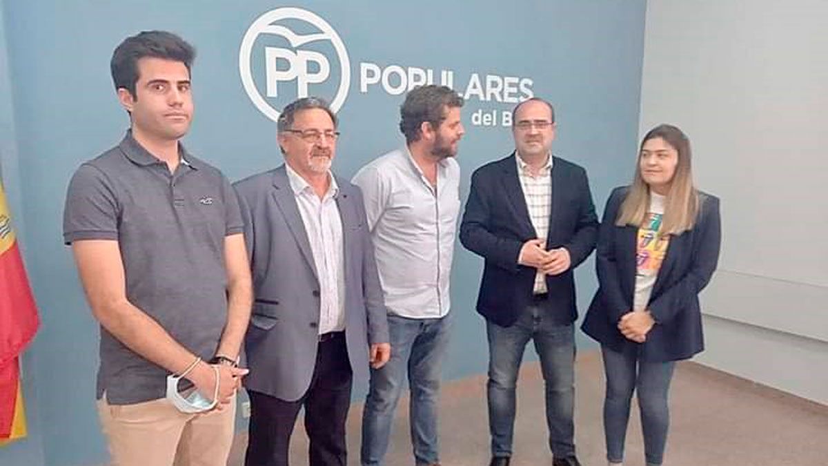 Presentación de la ejecutiva local del PP en Ponferrada, con Carlos Fernández (segundo por la izquierda) de cabeza.