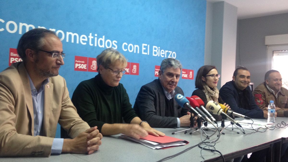 Los parlamentarios socialistas dieron a conocer sus iniciativas en materia energética en Ponferrada. | M.I.