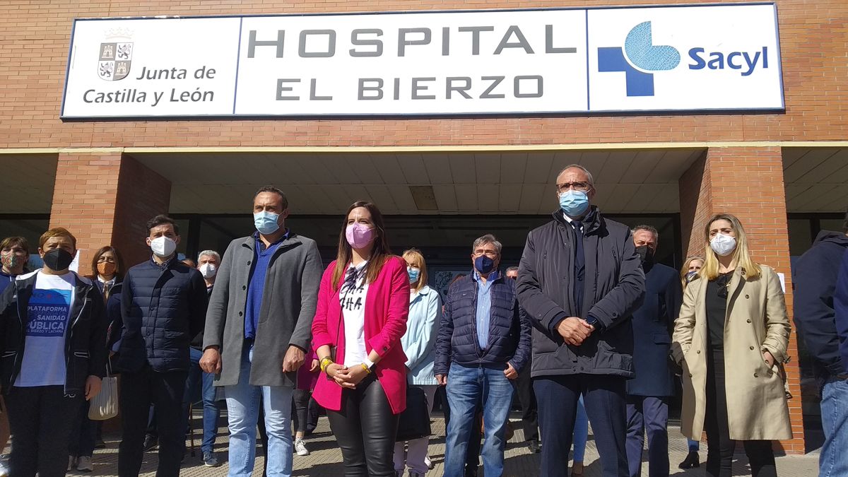 Concentración de los miembros del PSOE en la que pidieron a los ciudadanos defender su sanidad en la calle. | MAR IGLESIAS