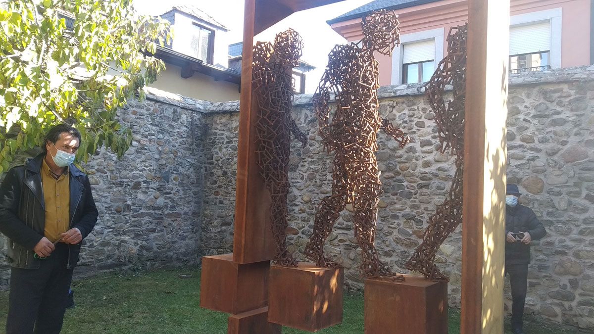 Amancio González con la escultura que inmortaliza el homenaje a los represaliados de Ponferrada en el Museo del Bierzo. | MAR IGLESIAS