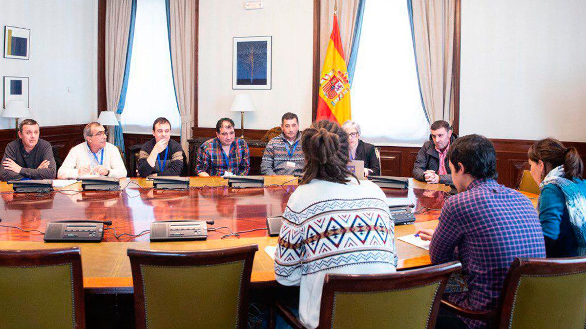 Los auxiliares en una de as reuniones mantenidas en el Congreso con Podemos. | L.N.C.