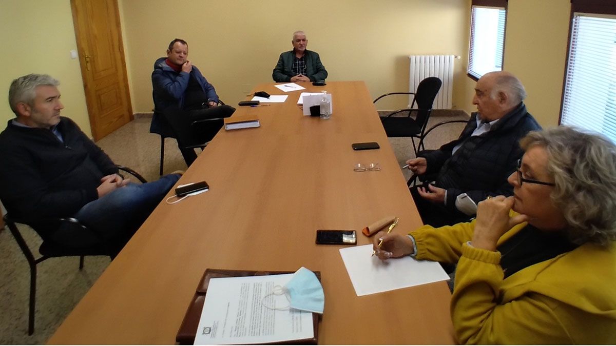 Reunión mantenida en Igüeña para concretar la adhesión de ese municipio al proyecto.