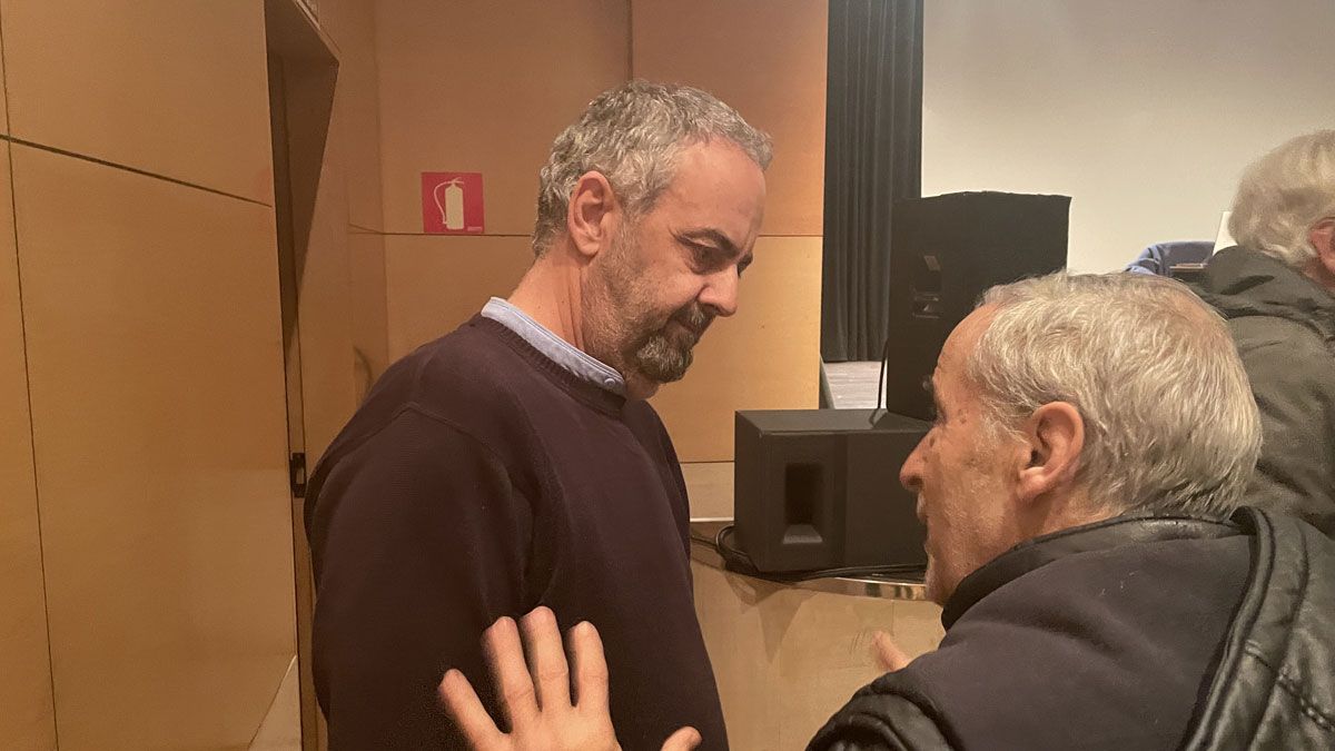 Emilio Silva instantes previos a su conferencia en Ponferrada. | Javier Fernández