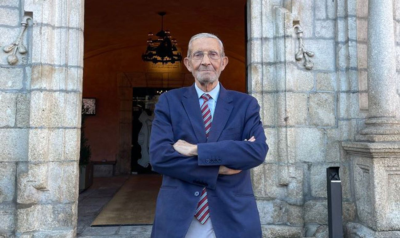 Tarsicio Carballo frente al Ayuntamiento de Ponferrada. | Javier Fernández