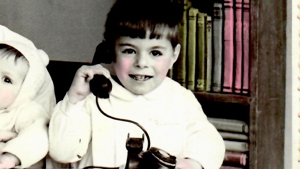 Tomás con tan solo tres años jugueteando con un teléfono.