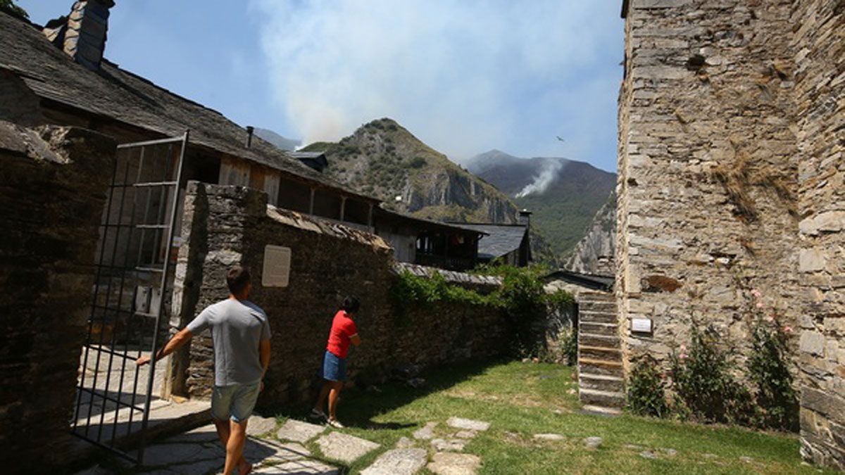 Incendio de Montes de Valdueza desde Peñalba | César Sánchez