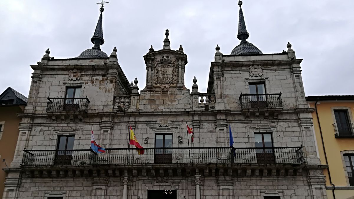 Imagen de archivo de la fachada exterior del Ayuntamiento de Ponferrada.