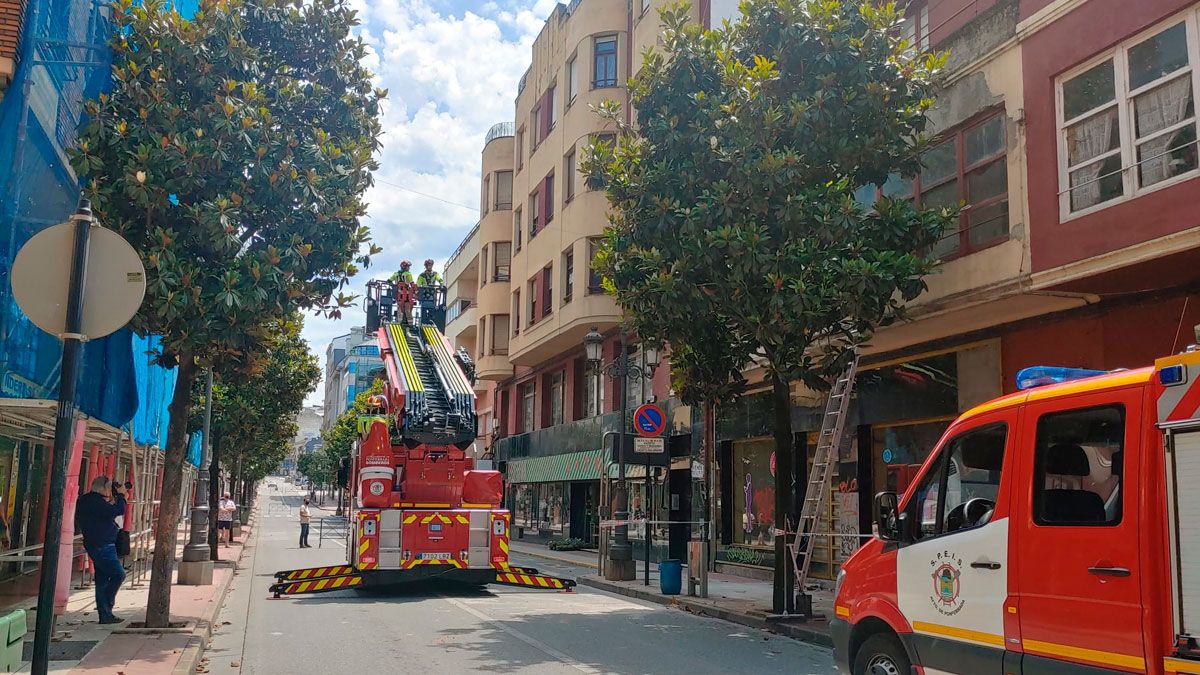 Intervención de los bomberos en La Puebla. | BOMBEROS PONFERRADA