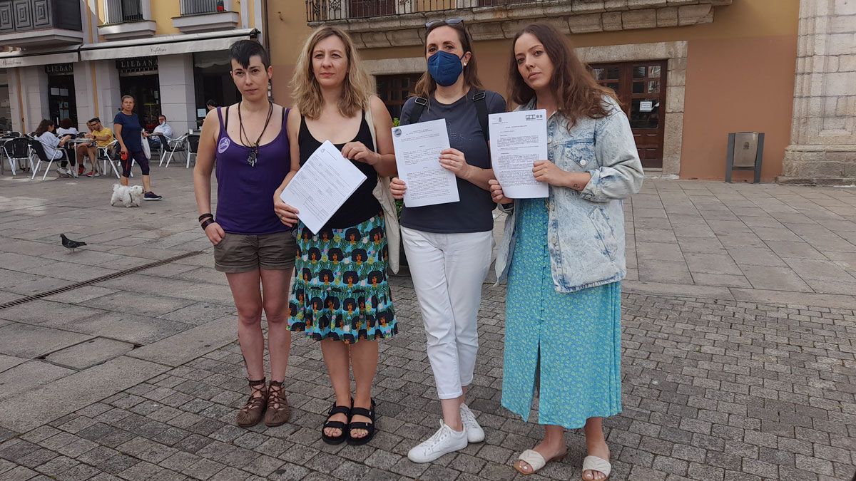 Representantes de Feministas Bercianas a las puertas del Consistorio, donde han presentado de nuevo su petición. | MAR IGLESIAS