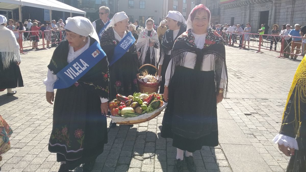 Villafranca llevó ante la patrona la ofrenda con productos de la zona en el Día del Bierzo. | M.I.