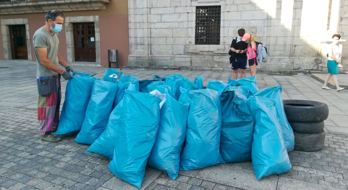 Proyecto Orbanajo colocó la basura recogida frente al Ayuntamiento de Ponferrada. | MAR IGLESIAS