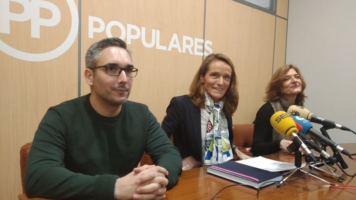 Elsa García (en el centro de la imagen) es la portavoz del PP en el Ayuntamiento de Bembibre.