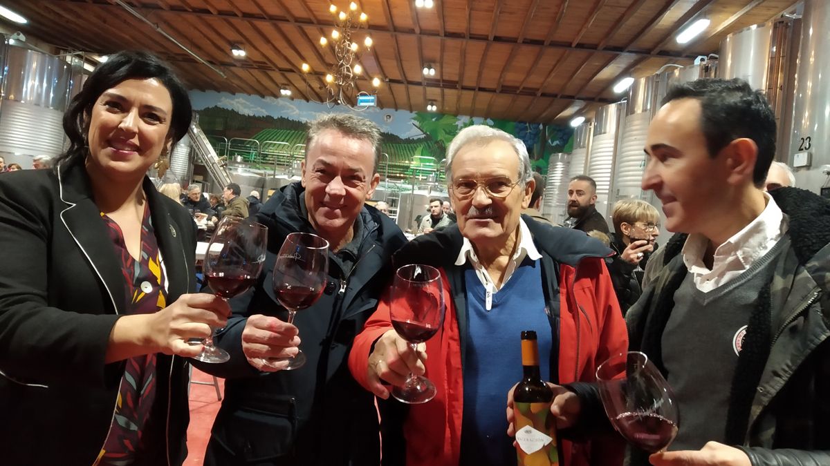 Sauca presidió la presentación del nuevo vino de Prada en el Palacio de Canedo. | M.I.