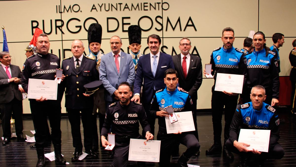 Acto de entrega de los premiados, en foto de familia con el alcalde de Ponferrada.