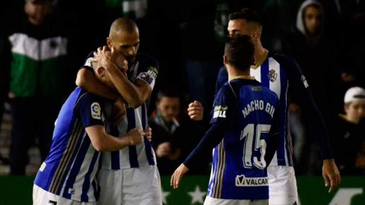 Yuri abraza a Isi tras el gol que suponía el empate en Santander. | LALIGA