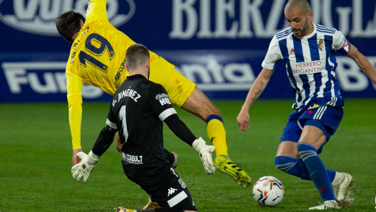 Yuri se dispone a marcar uno de los dos goles que le hizo al Alcorcón en El Toralín. | LALIGA