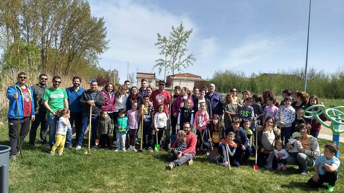 Integrantes de la Asociación Cultural El Jardín de Zotes del Páramo el pasado sábado plantando árboles. | L.N.C.