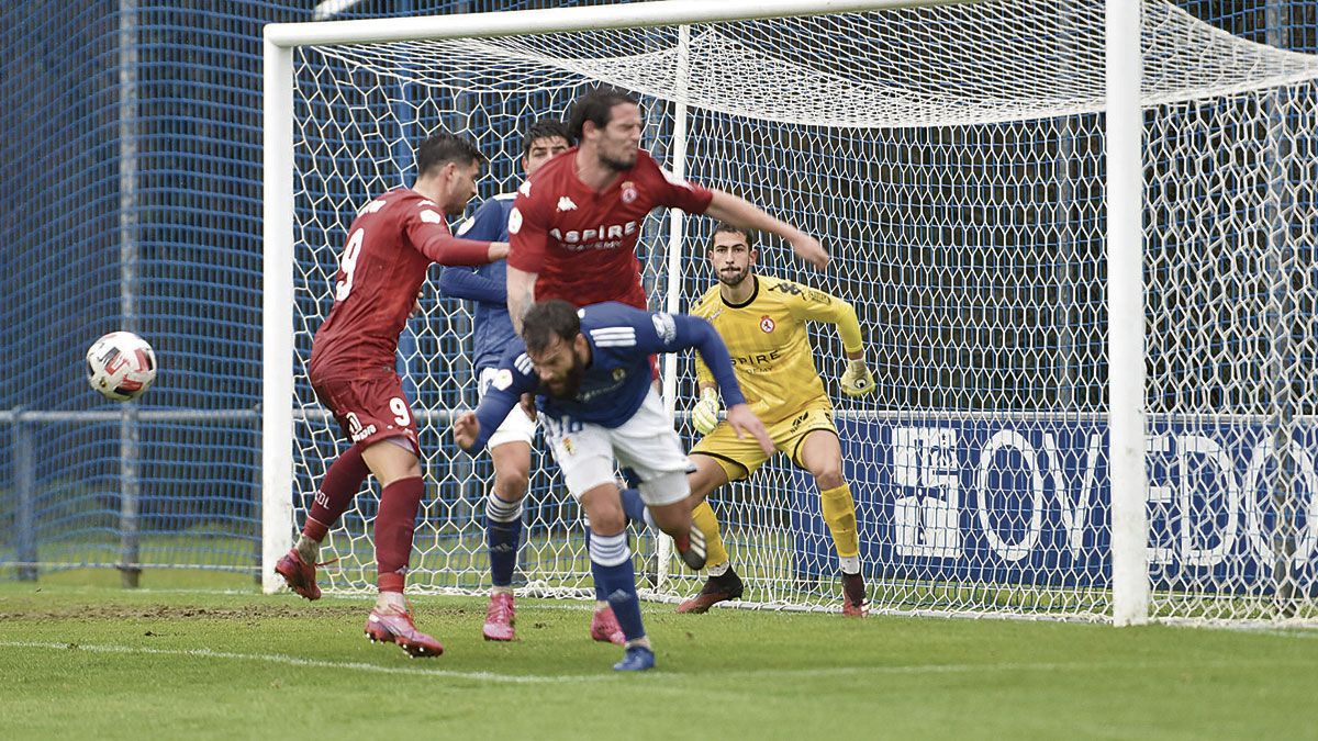 Zubiaurre sigue bajo palos una jugada durante el choque en Oviedo. | SAÚL ARÉN