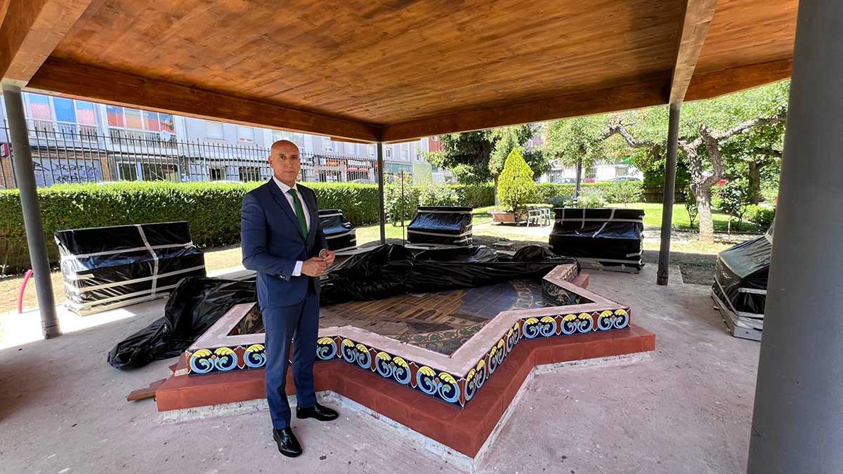 El alcalde, José Antonio Diez, visitando los trabajos de restauración. | L.N.C.