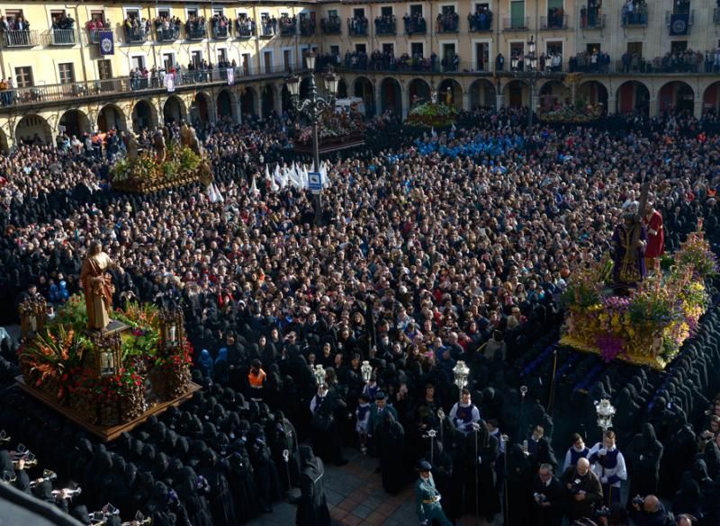 Imagen de la galería de Acto de El Encuentro en la procesión de Los Pasos. | MAURICIO PEÑA