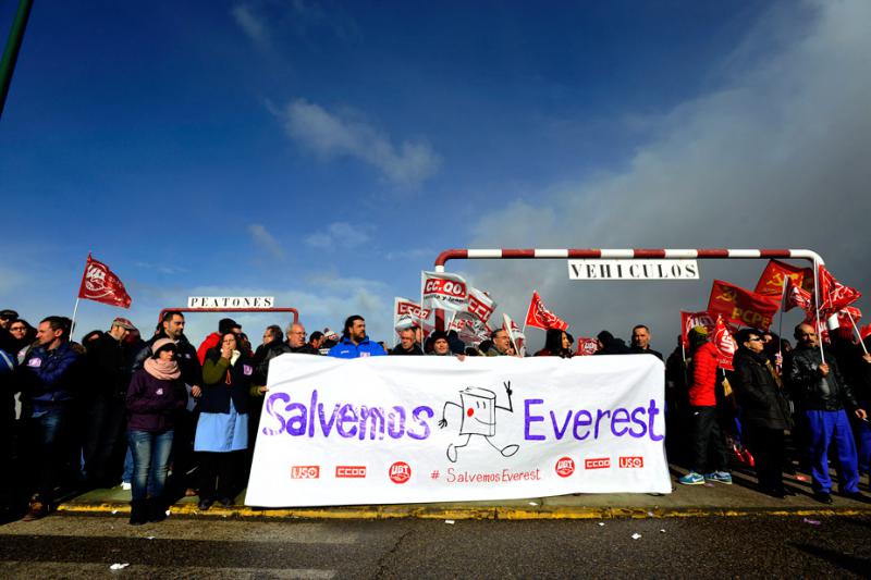 Los trabajadores de Everest se manifiestan para exigir una solución para la empresa. | DANIEL MARTÍN