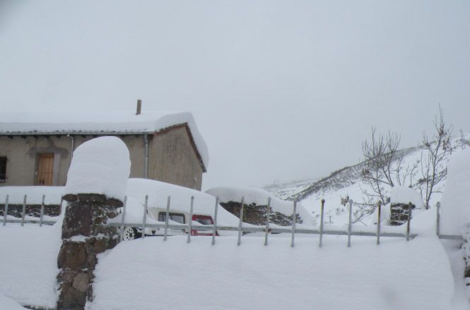 Imagen de la galería de La nieve sigue presente en la provincia. | ESTEFANÍA NIÑO